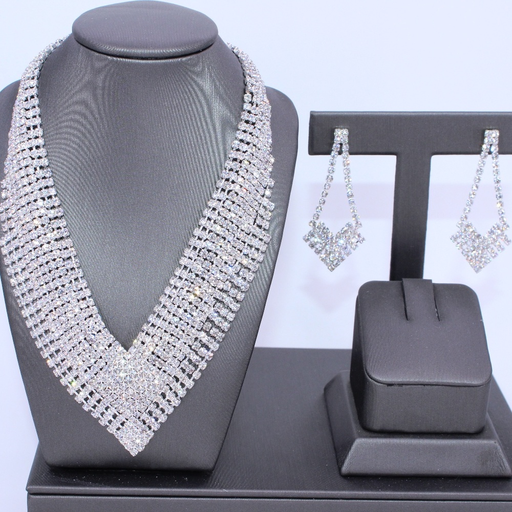 Beautiful necklace and earring jewelry set
